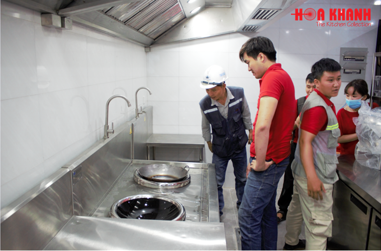 Đội ngũ Kỹ thuật viên của công ty Hoa Khanh hướng dẫn vận hành khu bếp cho khách hàng.