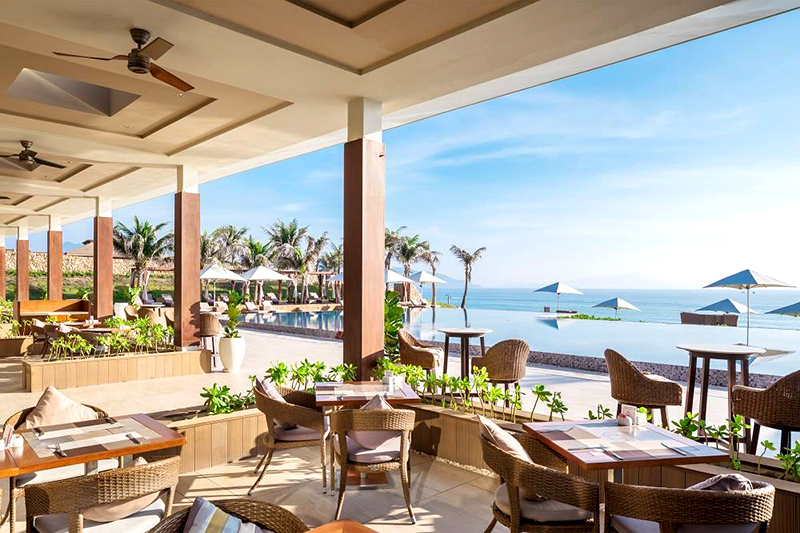 Nhà hàng hướng biển tại Fusion Resort Cam Ranh.